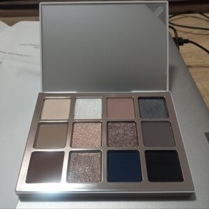 Makeup by Mario Ethereal Eyes Moonlight 12
Shades, 4 finishes it’s so pretty!